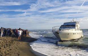 yacht fantasma arenato a fregene 3