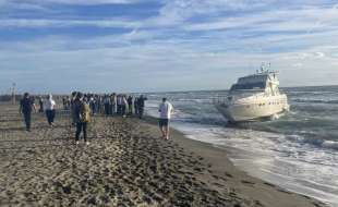 yacht fantasma arenato a fregene 5