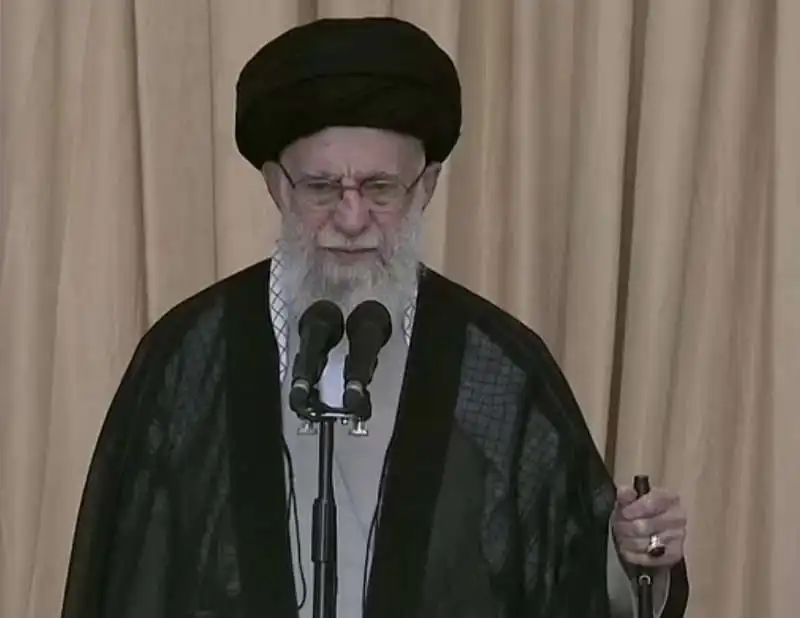 ali khamenei con in mano un fucile prega per nasrallah a teheran 