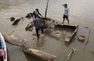 AMAZZONIA - NAVE DELL'OTTOCENTO EMERGE DALLA SECCA DEL FIUME MADEIRA