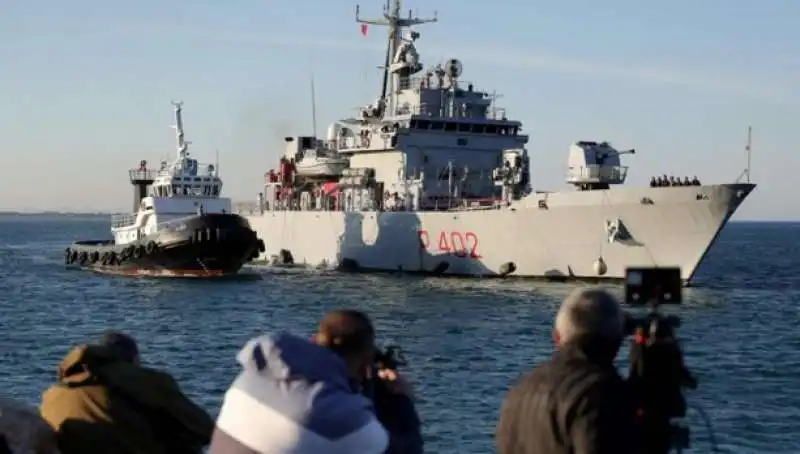 arrivata in albania a Shengjmn la nave della marina con 16 migranti