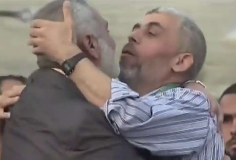 baci e abbracci tra ismail haniyeh e yahya sinwar 1