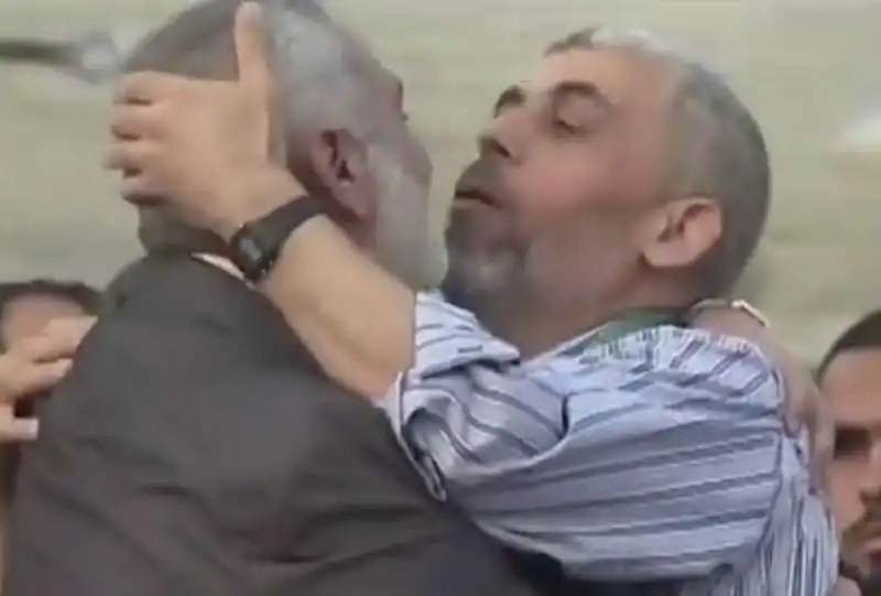 baci e abbracci tra ismail haniyeh e yahya sinwar   1