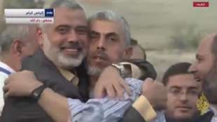 baci e abbracci tra ismail haniyeh e yahya sinwar 2