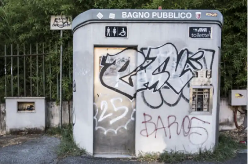 bagno pubblico roma