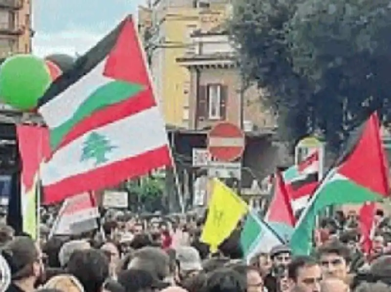 bandiera gialla di hezbollah alla manifestazione pro palestina di roma 