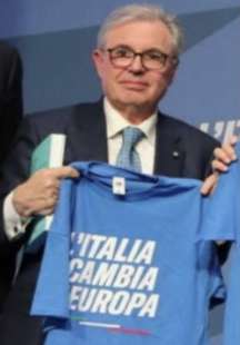 BRUNO FRATTASI CON LA MAGLIETTA DI FRATELLI D ITALIA ALLA CONVENTION DI PESCARA - APRILE 2024