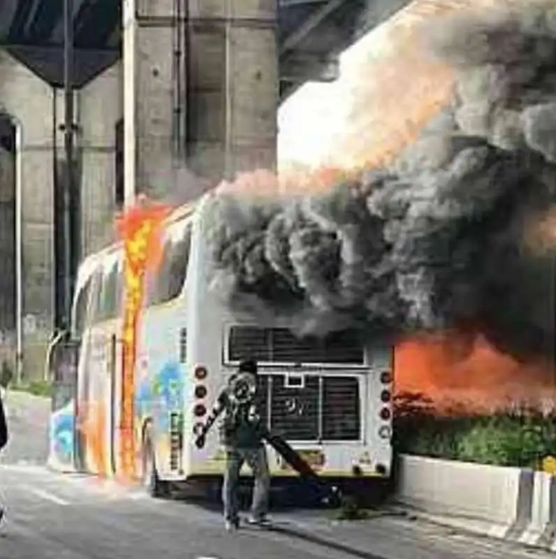 bus di studenti prende fuoco a pathum thani  in thailandia   10