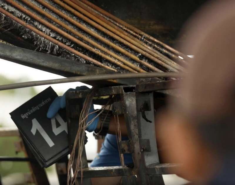 bus di studenti prende fuoco a pathum thani in thailandia 11