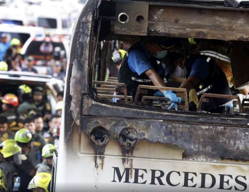 bus di studenti prende fuoco a pathum thani in thailandia 12