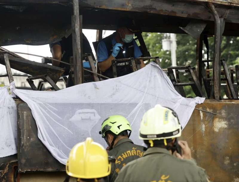 bus di studenti prende fuoco a pathum thani in thailandia 13