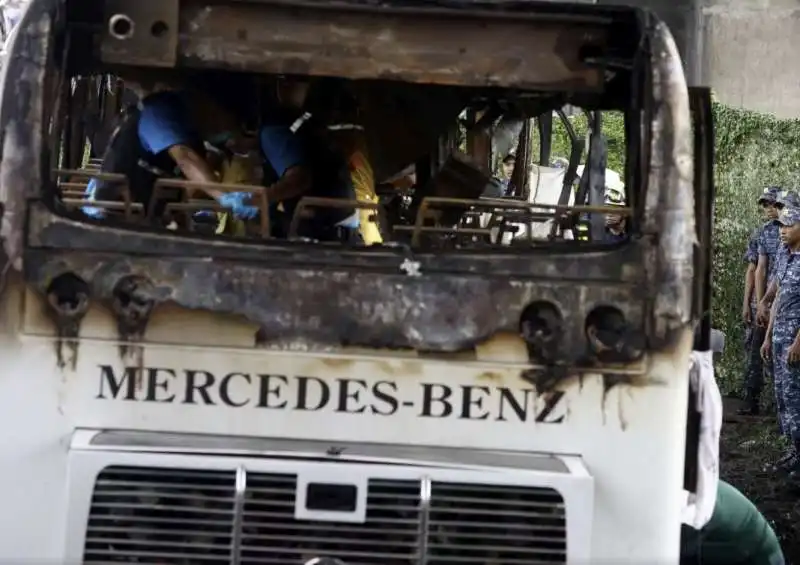 bus di studenti prende fuoco a pathum thani  in thailandia   14