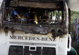 bus di studenti prende fuoco a pathum thani in thailandia 14