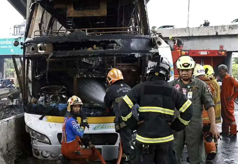 bus di studenti prende fuoco a pathum thani  in thailandia   3