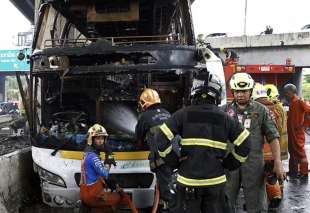 bus di studenti prende fuoco a pathum thani in thailandia 3