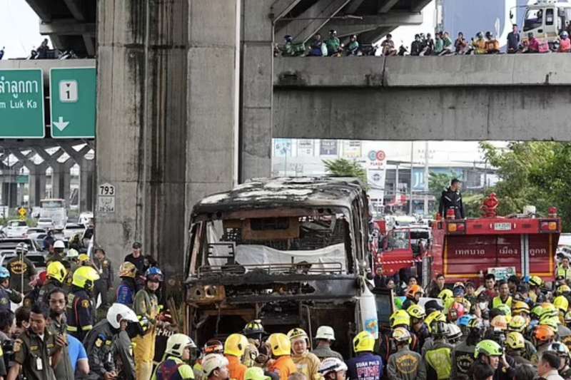 bus di studenti prende fuoco a pathum thani in thailandia 4