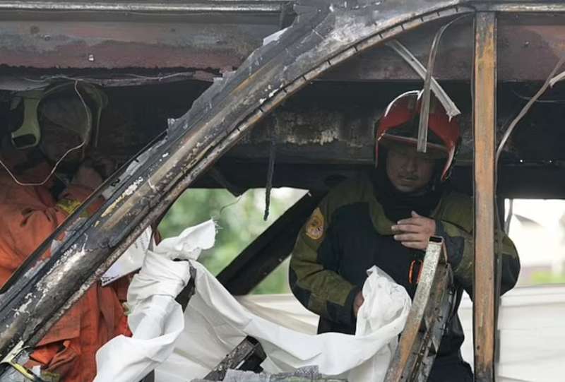 bus di studenti prende fuoco a pathum thani in thailandia 5