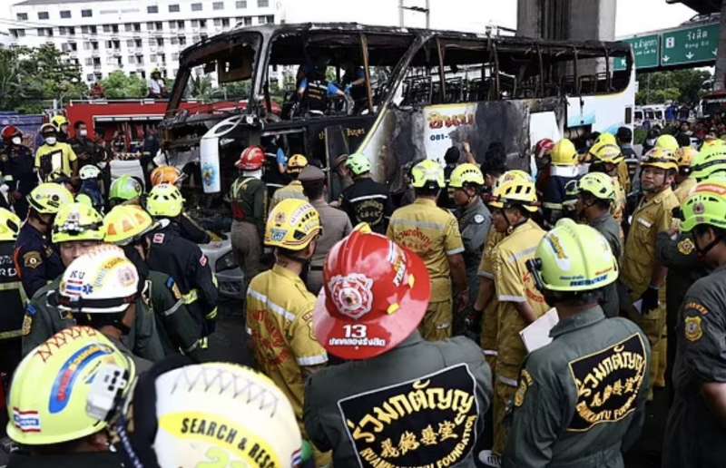 bus di studenti prende fuoco a pathum thani in thailandia 6