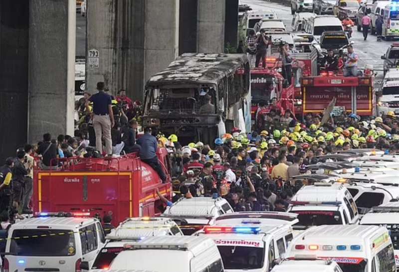 bus di studenti prende fuoco a pathum thani in thailandia 7