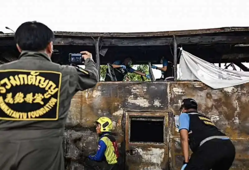 bus di studenti prende fuoco a pathum thani  in thailandia   8