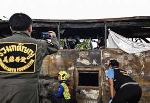 bus di studenti prende fuoco a pathum thani in thailandia 8