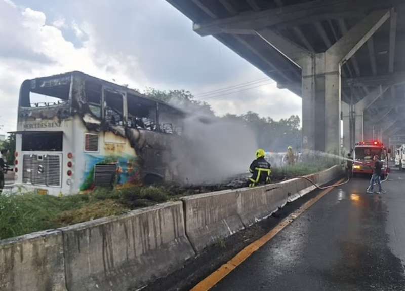 bus di studenti prende fuoco a pathum thani in thailandia 9