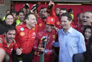 carlos sainz festeggia la vittoria del gp del messico con il suo team e john elkann foto lapresse