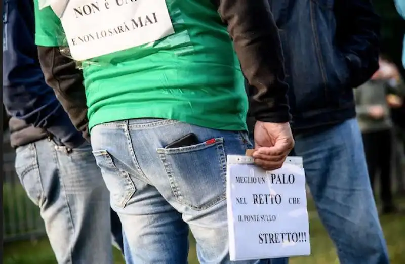 cartelli contro il ponte sullo stretto a pontida 