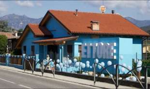 casa dipinta di blu per la nascita del figlio 1