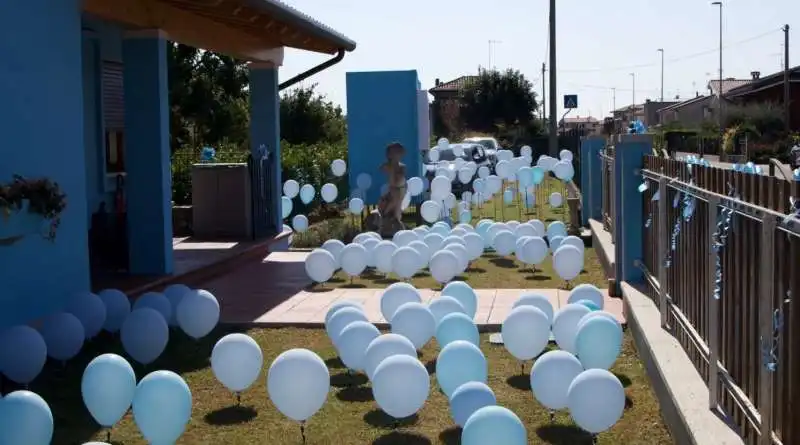 casa dipinta di blu per la nascita del figlio 2