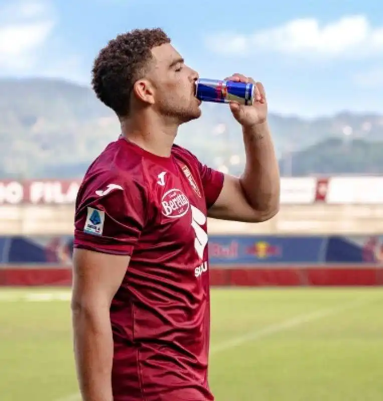 che adams del torino beve una red bull