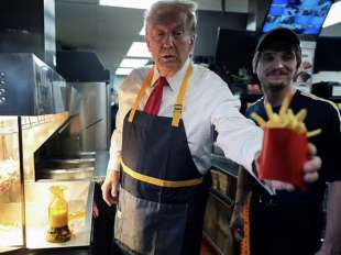 donald trump cameriere al drive through del mcdonald in pennsylvania 10