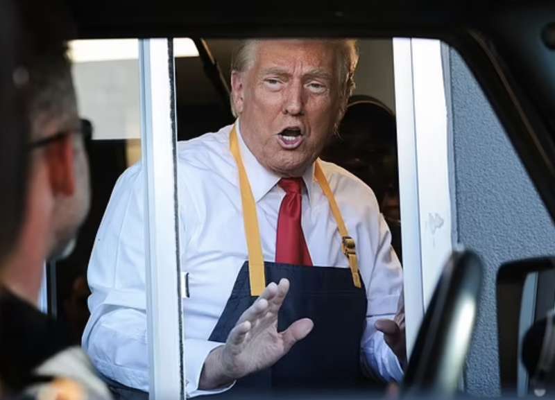 donald trump cameriere al drive through del mcdonald in pennsylvania 11