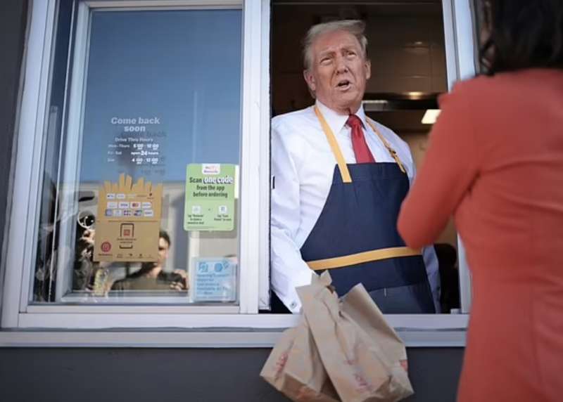 donald trump cameriere al drive through del mcdonald in pennsylvania 12