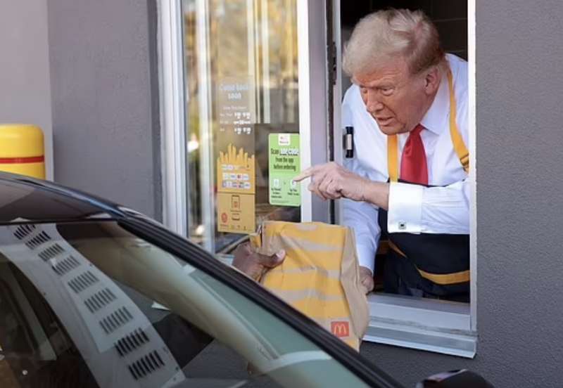 donald trump cameriere al drive through del mcdonald in pennsylvania 14