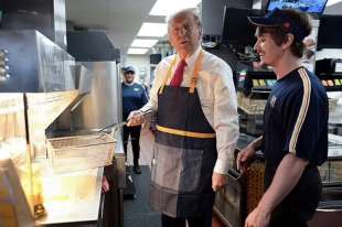 donald trump cameriere al drive through del mcdonald in pennsylvania 15