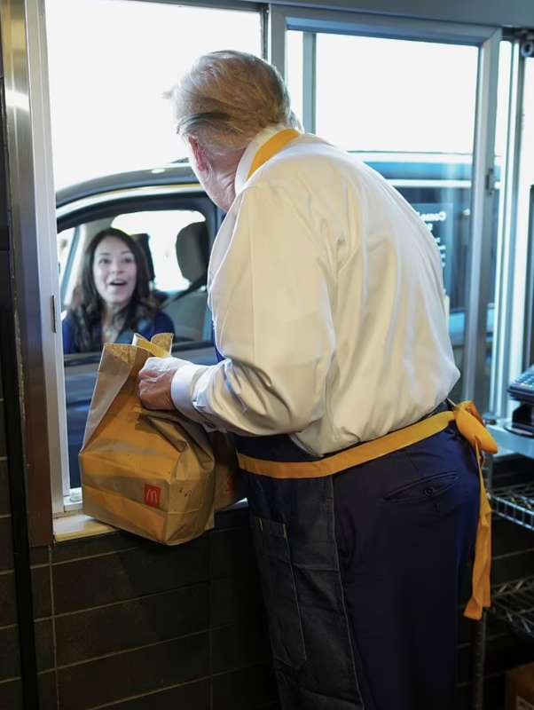 donald trump cameriere al drive through del mcdonald in pennsylvania 16