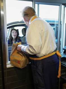 donald trump cameriere al drive through del mcdonald in pennsylvania 16