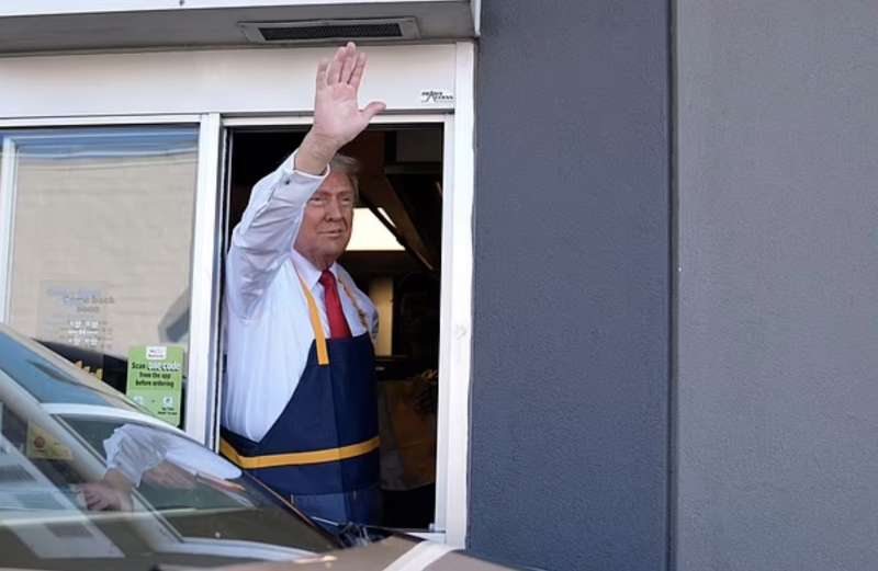 donald trump cameriere al drive through del mcdonald in pennsylvania 17