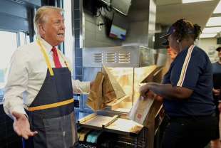 donald trump cameriere al drive through del mcdonald in pennsylvania 18