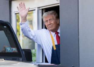 donald trump cameriere al drive through del mcdonald in pennsylvania 2