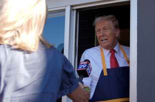 donald trump cameriere al drive through del mcdonald in pennsylvania 3