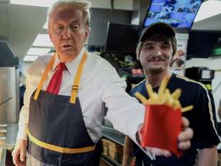 donald trump cameriere al drive through del mcdonald in pennsylvania 4