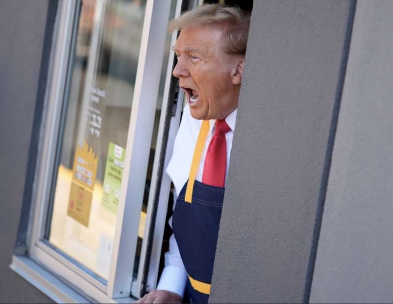 donald trump cameriere al drive through del mcdonald in pennsylvania 6