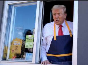 donald trump cameriere al drive through del mcdonald in pennsylvania 7