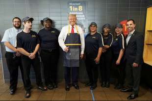 donald trump cameriere al drive through del mcdonald in pennsylvania 8