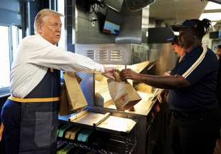 donald trump cameriere al drive through del mcdonald in pennsylvania 9