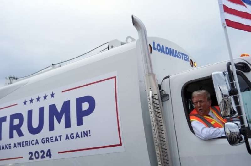 donald trump sul camion dell immondizia