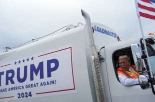 donald trump sul camion dell immondizia