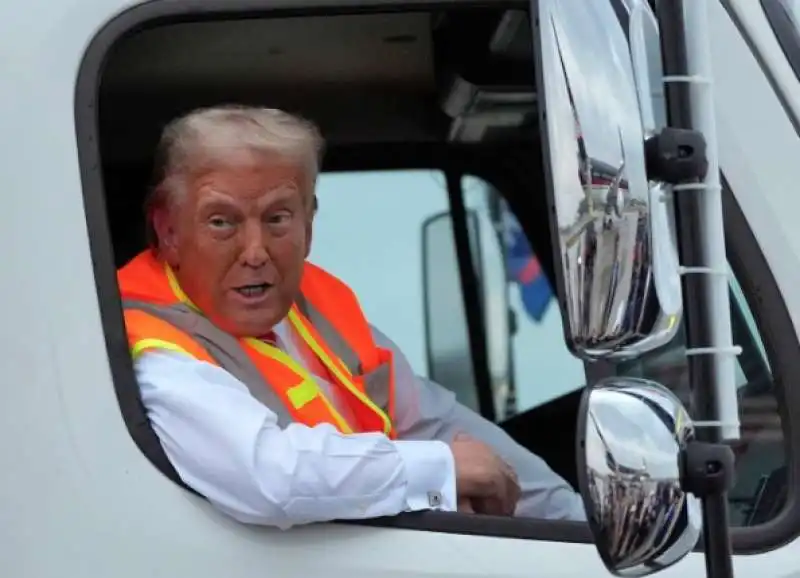 donald trump sul camion dell immondizia 3